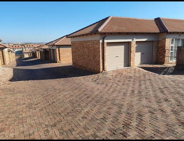 2 BEDROOM HOUSE FOR SALE IN KOSMOSDAL